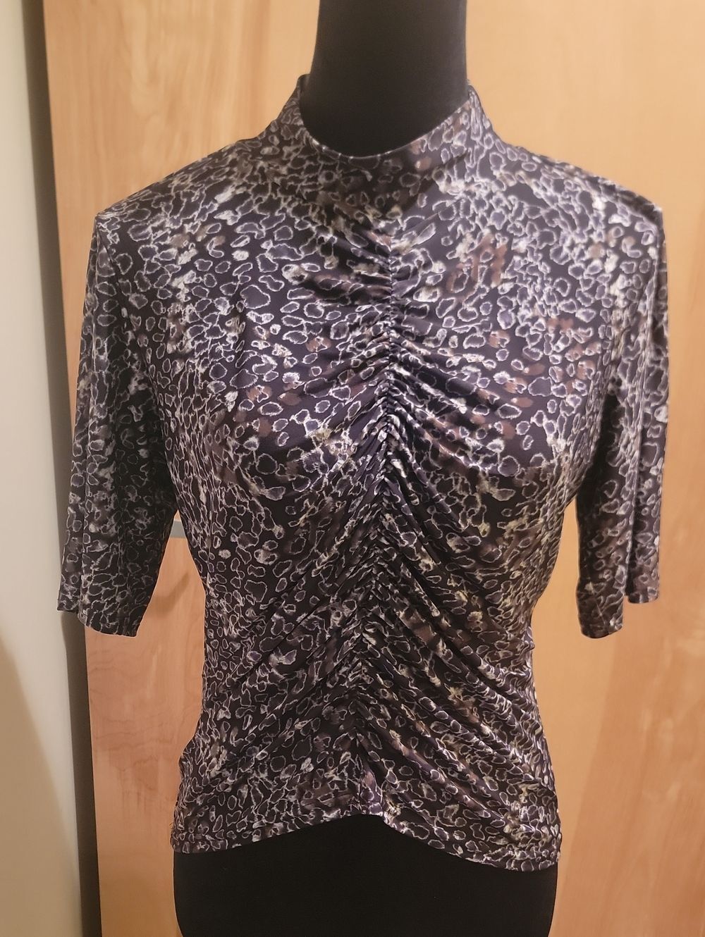 Viereck Ruched High Neck Short Sleeve Top in Black and Gray